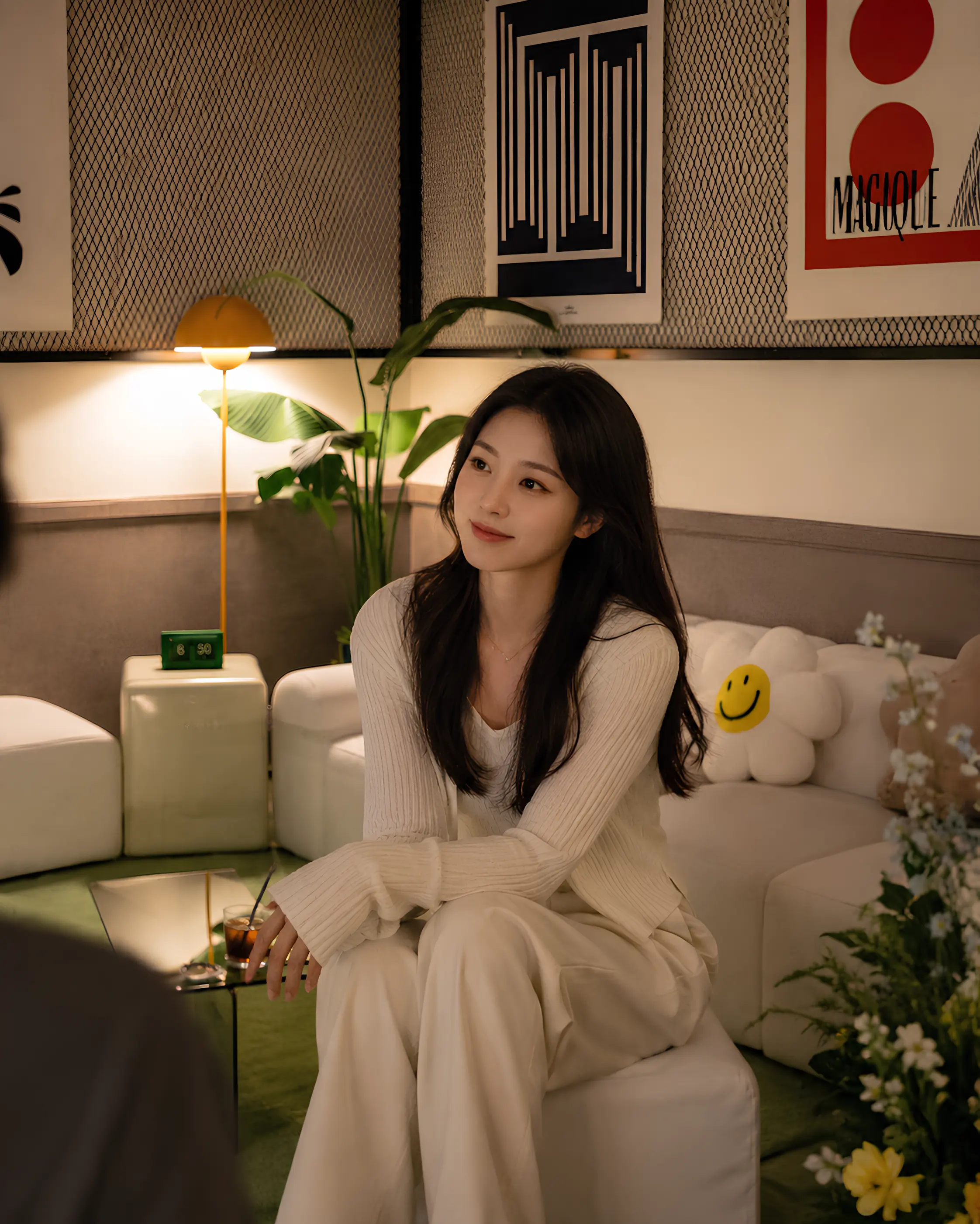 토요일 저녁 직장인 칵테일 모임 현장 분위기